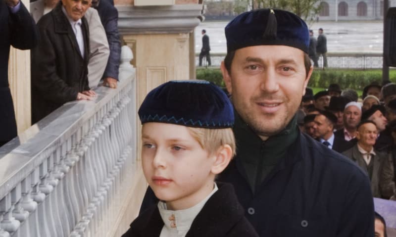 «Мне папа помогает»: за счет чего чеченский внук Пугачевой строит карьеру