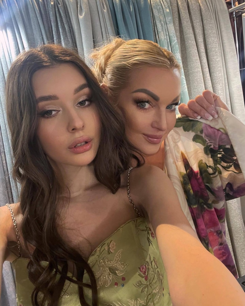 Элиза Невенченко и ее крестная Анастасия Волочкова