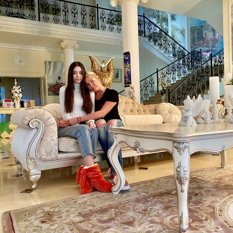 Элиза Невенченко и ее крестная Анастасия Волочкова