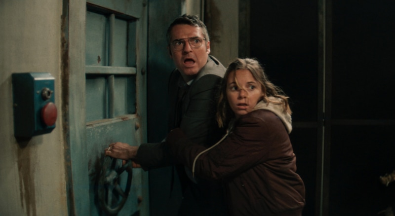 Арно Дюкре и Эния Бару в фильме «Пришелец из будущего»