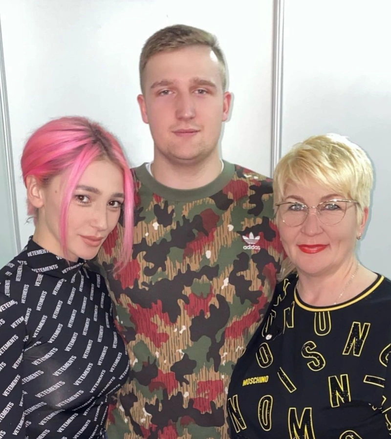 Наталья Никитина с дочерью Настей Ивлеевой и сыном Анатолием Наталья Никитина с дочерью Настей Ивлеевой и сыном Анатолием