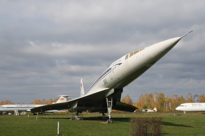 Советский самолет Ту-144 (https://commons.wikimedia.org/wiki/File:Tupolev_144._Ulyanovsk._Russia._%D0%A2%D1%83%D0%BF%D0%BE%D0%BB%D0%B5%D0%B2_144._%D0%A3%D0%BB%D1%8C%D1%8F%D0%BD%D0%BE%D0%B2%D1%81%D0%BA._%D0%A0%D0%BE%D1%81%D1%81%D0%B8%D1%8F_-_panoramio_%283%29.jpg) Советский самолет Ту-144 (https://commons.wikimedia.org/wiki/File:Tupolev_144._Ulyanovsk._Russia._%D0%A2%D1%83%D0%BF%D0%BE%D0%BB%D0%B5%D0%B2_144._%D0%A3%D0%BB%D1%8C%D1%8F%D0%BD%D0%BE%D0%B2%D1%81%D0%BA._%D0%A0%D0%BE%D1%81%D1%81%D0%B8%D1%8F_-_panoramio_%283%29.jpg)