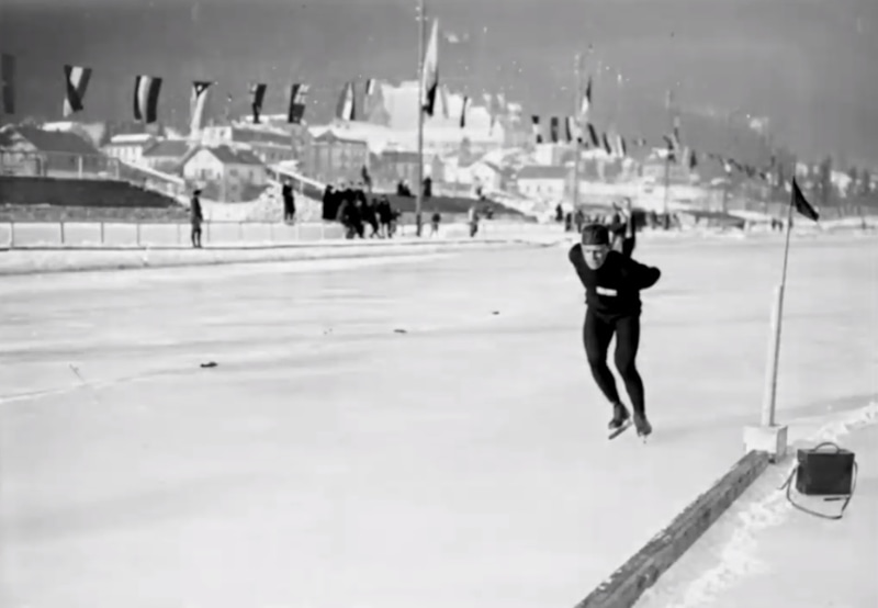 Первые зимние Олимпийские игры. Конькобежный спорт (https://www.youtube.com/watch?v=MXBk7_WAuZU)