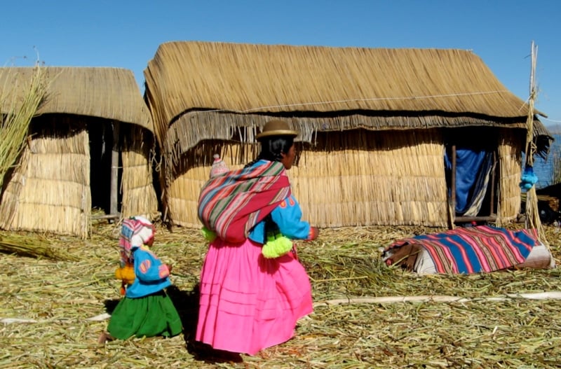 Тростниковые хижины (https://commons.wikimedia.org/wiki/Category:Lake_Titicaca#/media/File:Amerindian_woman_babywearing_on_lake_titicaca.png)