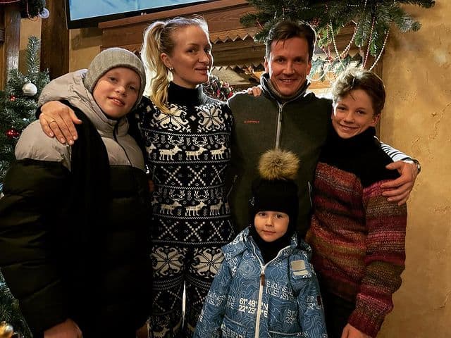 Вячеслав Мясников с женой и детьми