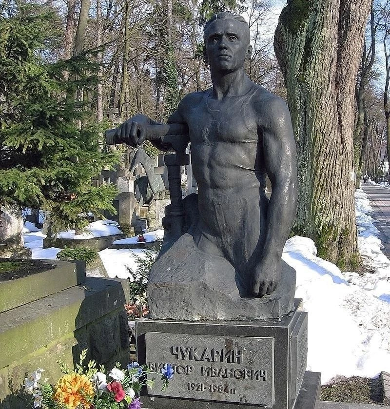 Памятник на могиле Виктора Чукарина Памятник на могиле Виктора Чукарина