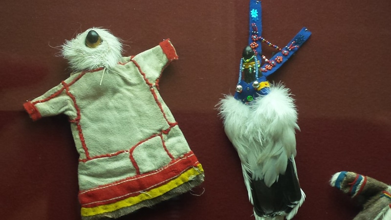 Ненецкие куклы (https://commons.wikimedia.org/wiki/Category:Nenets_people#/media/File:Duck_beak_dolls_