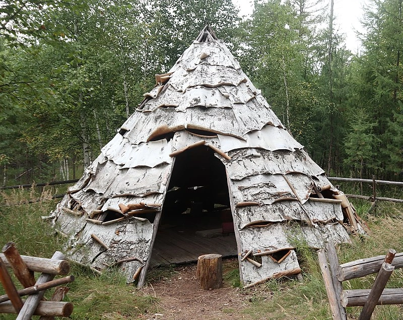 Берестяной летний чум (https://commons.wikimedia.org/wiki/Category:Evenki#/media/File:Evenki_tent_made_by_birchbark,_Aug_2019.jpg)