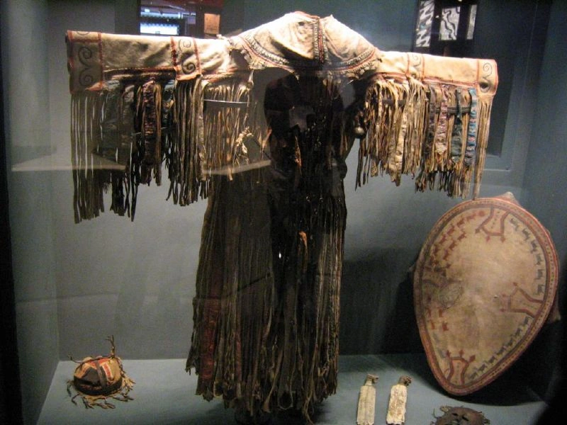 Шаманский костюм (https://commons.wikimedia.org/wiki/Category:Evenki#/media/File:Evenk_shaman_costume.jpg)