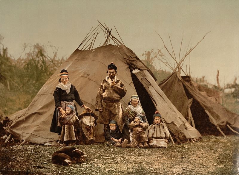 Саамская семья, 1900 г., Норвегия (https://www.flickr.com/photos/tedsherarts/8452671050/in/photolist-dSW9BL-8zizrm-eF1tWW-2jqhisN-v86ep5-2iPg3Yk-rmoUnQ-2mk5ZHU-2msevQV-2msfZNH-29FHmnm-2ms6PUj-2msfGDN-Qba41w-b3uSzB-2msfGP7-2ms6Nks-2iPbEN2-2dGRgHu-2mr1BXD-2iPg426-2msaWwZ-2msfEht-2kcU8aZ-56dgdP-2ms6Tsg-9JL4o2-2soTzt-oVDjba-YBDUFe-2ckfw2b-92b5rz-7vdvFm-7MzQ7c-fic4Xn-z751Ms-2mr1BZH-7vdvGW-7M5hvc-2mr5iFU-nnhPKt-66aoNU-2hRN5Rh-3hhLAW-6668GV-6a5YfA-qiS1UA-Bik6yu-6N7CqW-Hx5p6c)