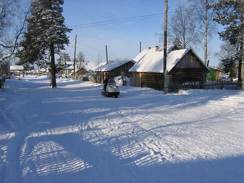 Саамская деревня в России на реке Поной (https://en.wikipedia.org/wiki/S%C3%A1mi#/media/File:%D0%9A%D1%80%D0%B0%D1%81%D0%BD%D0%BE%D1%89%D0%B5%D0%BB%D1%8C%D0%B5.jpg)