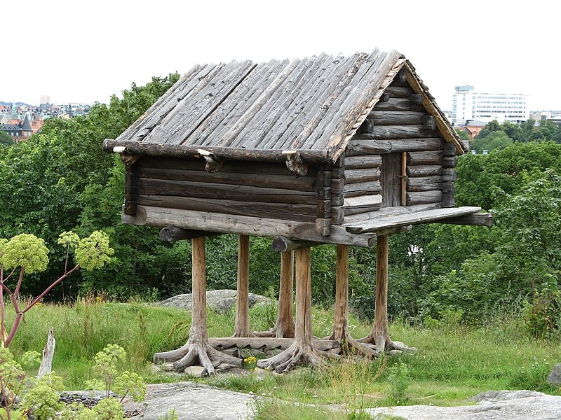 Саамский амбар. Модель на территории парка Скансен (Стокгольм) (https://ru.wikipedia.org/wiki/Саамы#/media/Файл:Sami_Storehouse.jpg)