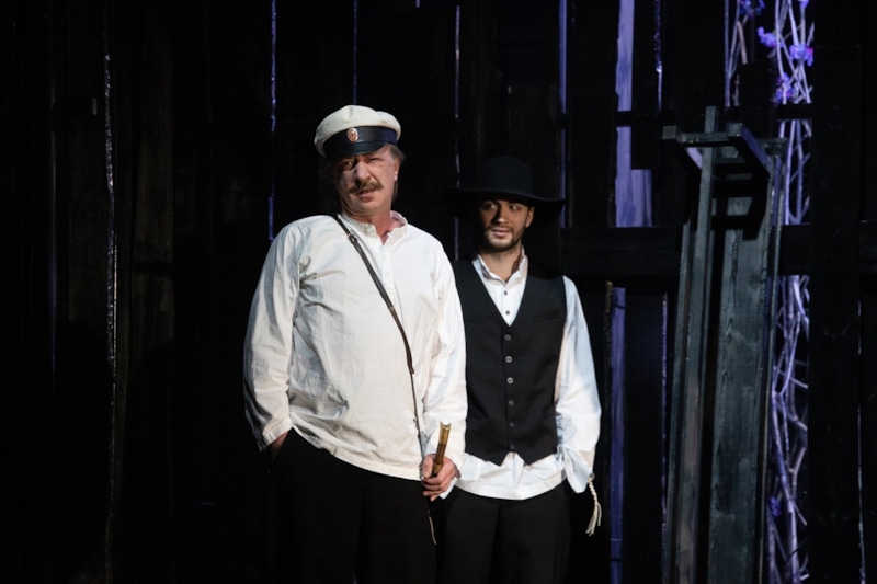 Илья Халмурзаев на сцене театра «Ленком» Илья Халмурзаев на сцене театра «Ленком»