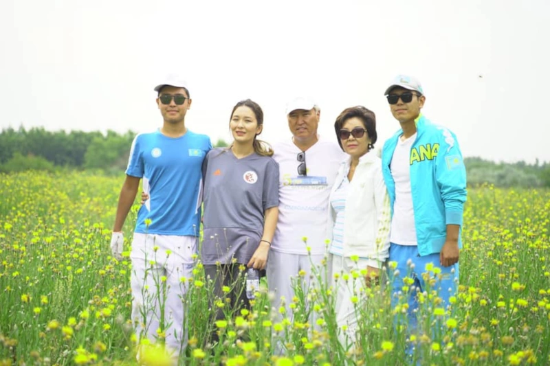 Арыстанбек Мухамедиулы с семьей