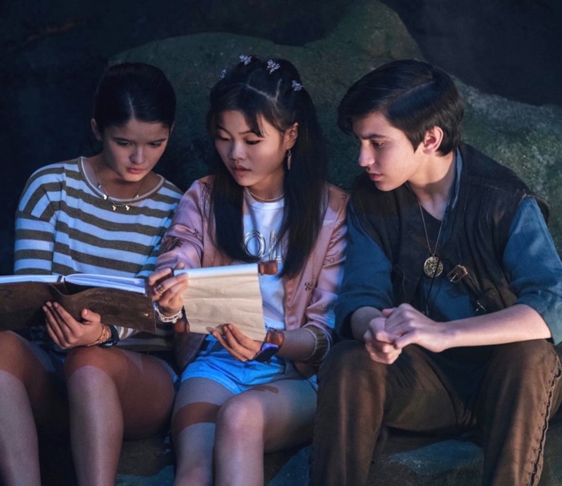 Яя Госселин, Миа Чех и Спенсер Гермес-Ребелло в сериале «Мистические приключения Сэм и Джейд»