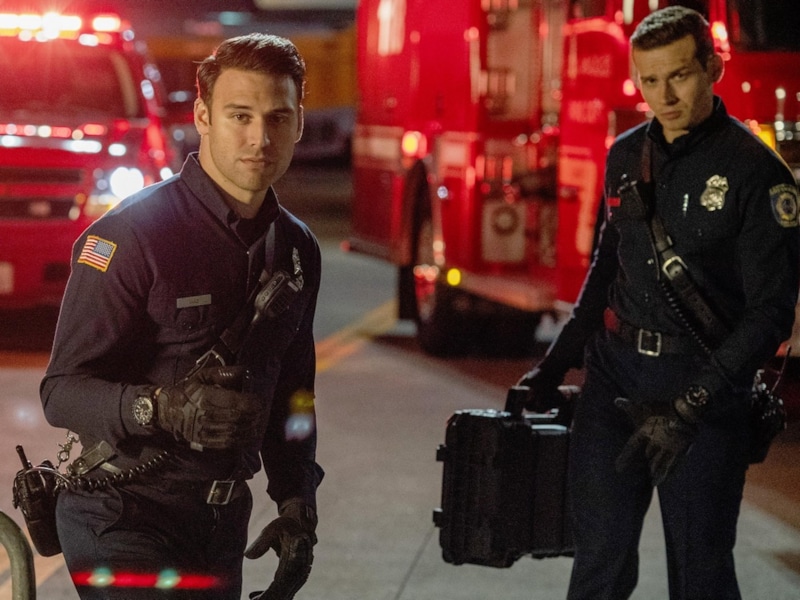 Оливер Старк и Райан Гузман в сериале «911 служба спасения»