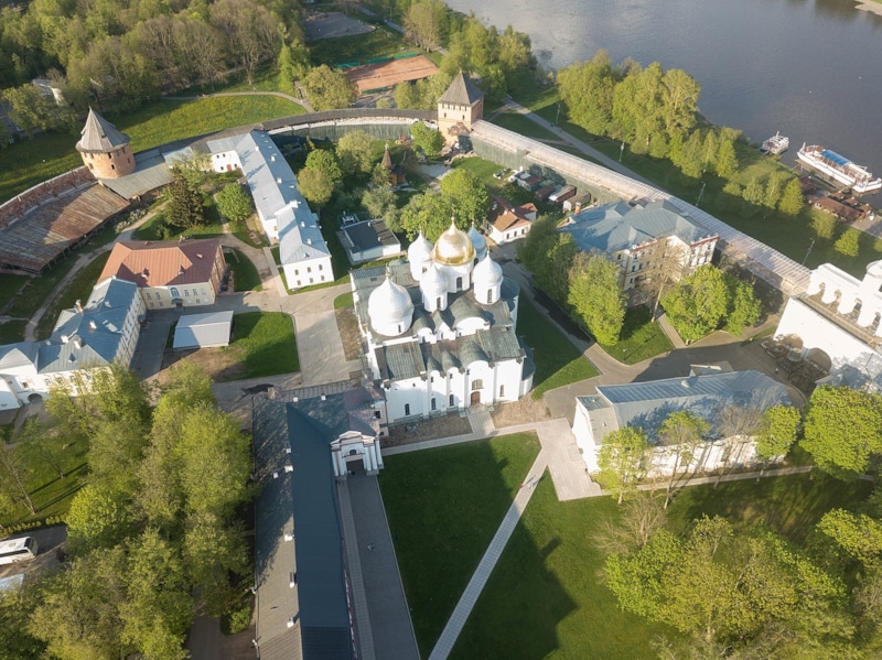 Софийский собор вид сверху (https://commons.wikimedia.org/wiki/Category:Saint_Sophia_Cathedral_in_Novgorod#/media/File:%D0%92%D0%B5%D0%BB%D0%B8%D0%BA%D0%B8%D0%B9_%D0%9D%D0%BE%D0%B2%D0%B3%D0%BE%D1%80%D0%BE%D0%B4,_%D0%A1%D0%BE%D1%84%D0%B8%D0%B9%D1%81%D0%BA%D0%B8%D0%B9_%D1%81%D0%BE%D0%B1%D0%BE%D1%80_%D1%81%D0%B2%D0%B5%D1%80%D1%85%D1%83.jpg)