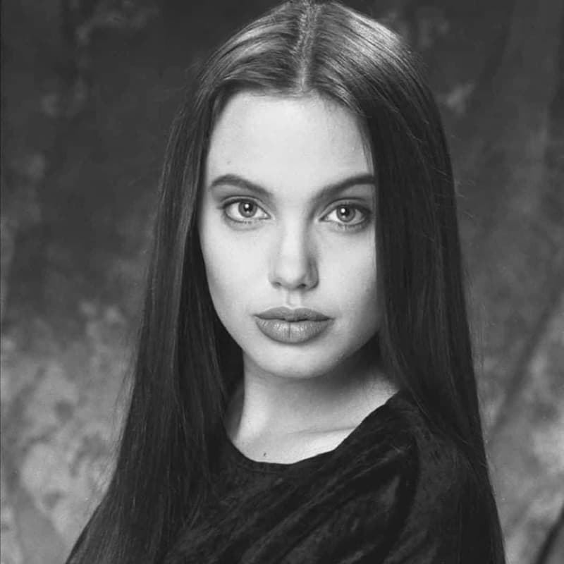 Звезда закатилась: ложные искушения и прерванная жизнь Анджелины Джоли