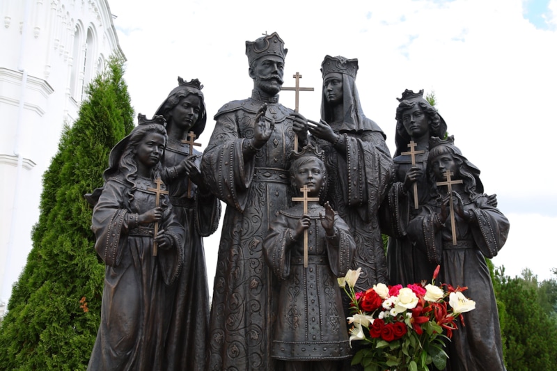 Памятник царской семье в Дивеево (https://www.flickr.com/photos/149201797@N06/43513447441/in/photolist-26xncMA-29dXpKN-KBEniZ-28cNGws-27VcEYK-26xnkG3-26xnjqW-29dXnFY-26xnkcA-KBEnUt-26xnbxS-KBEovP-27VcExp-26xnc53-27VcGcr-29dXoko-29dXxbj-29dXvDG-29dXoXq-29dXw5m-KBEpjc-26xncoj-29dXqb7-29dXo4w-29dXzFj-29dXqxQ-26xngEW-28cNFyW-26xndcJ-28cNER3-54m3Xe-54qhfJ-54qhch-29i8Pzr-54m3wg-26xn7a3-29i8MWr-29i8ReZ-29i8PpM-29i8NEk-29i8Qyv-54qg6U-29i8Nan-54m3bt-29i8NSz-3btfrw-29i8QND-29i8QkK-3bua61-3bu6d1) Памятник царской семье в Дивеево (https://www.flickr.com/photos/149201797@N06/43513447441/in/photolist-26xncMA-29dXpKN-KBEniZ-28cNGws-27VcEYK-26xnkG3-26xnjqW-29dXnFY-26xnkcA-KBEnUt-26xnbxS-KBEovP-27VcExp-26xnc53-27VcGcr-29dXoko-29dXxbj-29dXvDG-29dXoXq-29dXw5m-KBEpjc-26xncoj-29dXqb7-29dXo4w-29dXzFj-29dXqxQ-26xngEW-28cNFyW-26xndcJ-28cNER3-54m3Xe-54qhfJ-54qhch-29i8Pzr-54m3wg-26xn7a3-29i8MWr-29i8ReZ-29i8PpM-29i8NEk-29i8Qyv-54qg6U-29i8Nan-54m3bt-29i8NSz-3btfrw-29i8QND-29i8QkK-3bua61-3bu6d1)