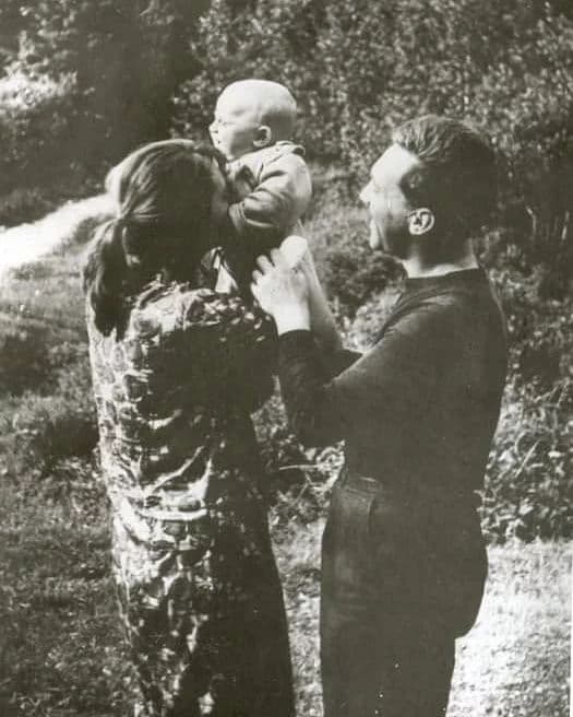 Аркадий Высоцкий в детстве с отцом Владимиром Высоцкий и мамой Людмилой Абрамовой