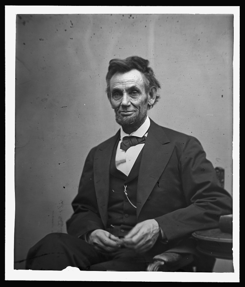 Гражданская война в США, Авраам Линкольн (https://picryl.com/ru/media/abraham-lincoln-three-quarter-length-portrait-seated-and-holding-his-spectacles) Гражданская война в США, Авраам Линкольн (https://picryl.com/ru/media/abraham-lincoln-three-quarter-length-portrait-seated-and-holding-his-spectacles)