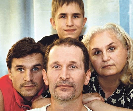 Актерская династия: Федор Добронравов повторил семейное фото с сыновьями 22 года спустя