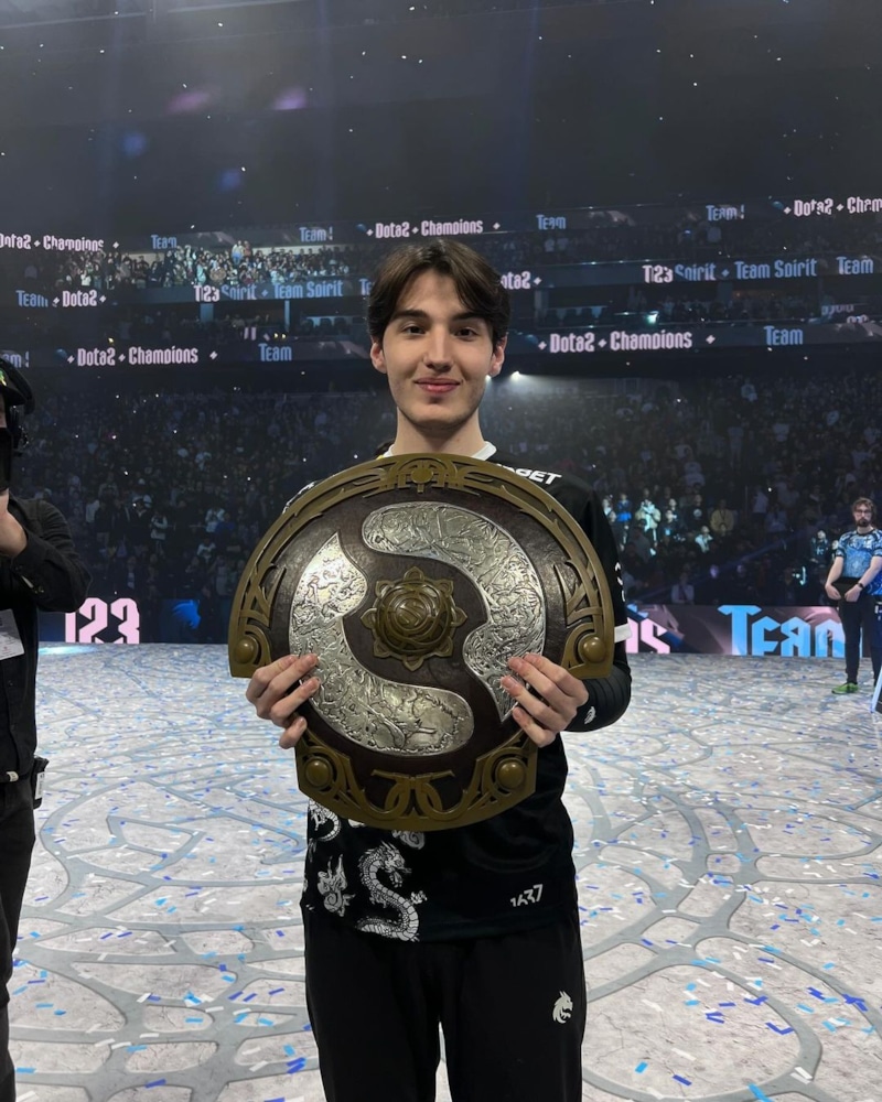 Магомед Халилов с наградой Магомед Халилов с наградой