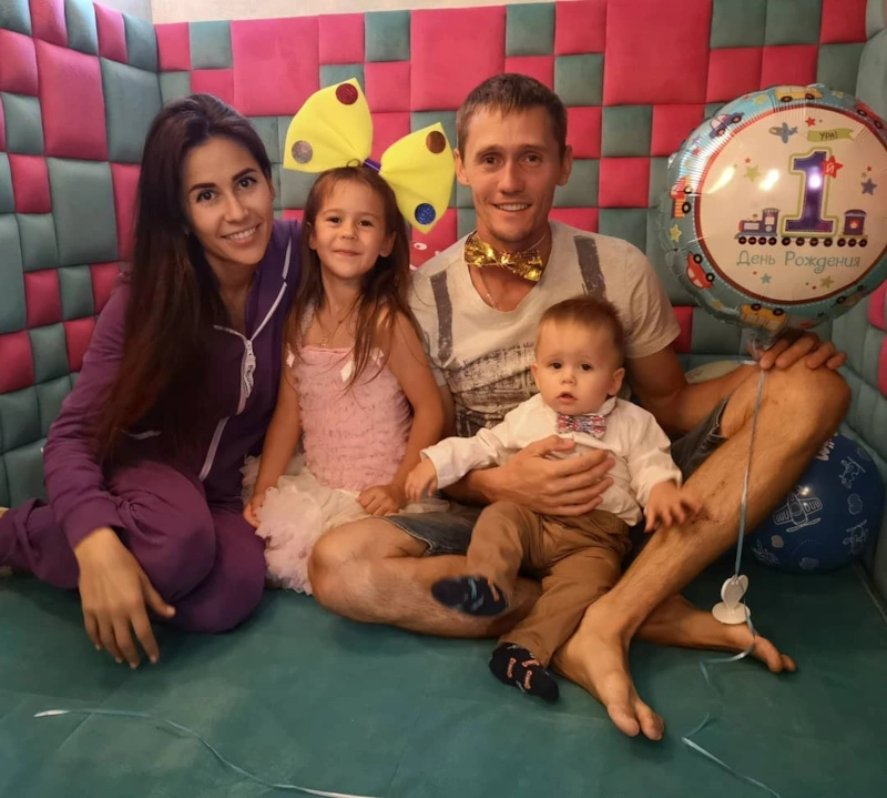 Никита Крюков с женой и детьми Никита Крюков с женой и детьми