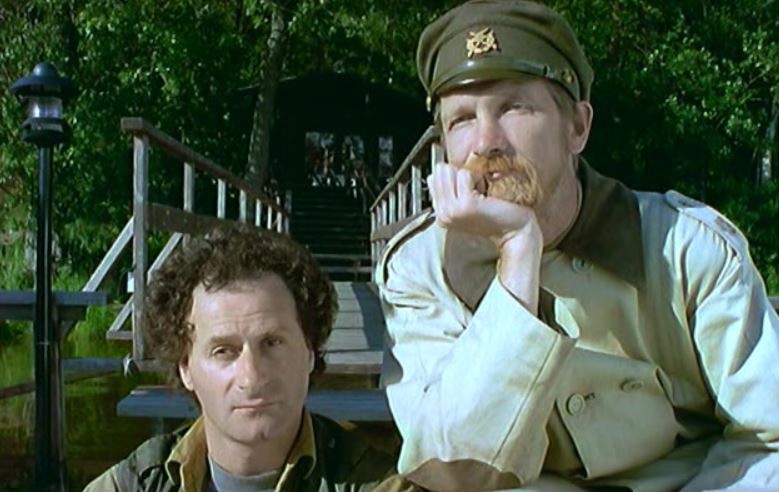 Лева Соловейчик (Семен Стругачев) и Кузьмич (Виктор Бычков) в фильме «Особенности национальной рыбалки» / Фото: Кинориум