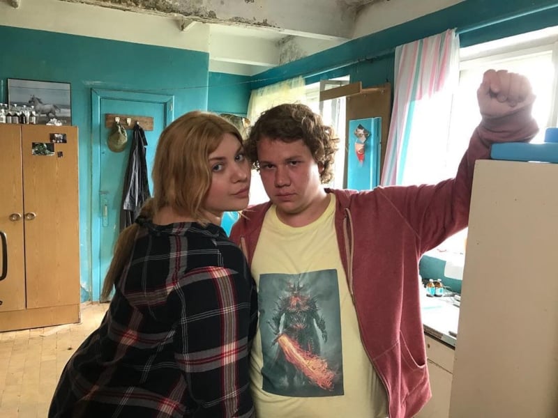 Дэн (Павел Комаров) и Дина (Елизавета Гончаренко) в сериале «Жуки» / Фото: Mixyfotos.ru Дэн (Павел Комаров) и Дина (Елизавета Гончаренко) в сериале «Жуки» / Фото: Mixyfotos.ru