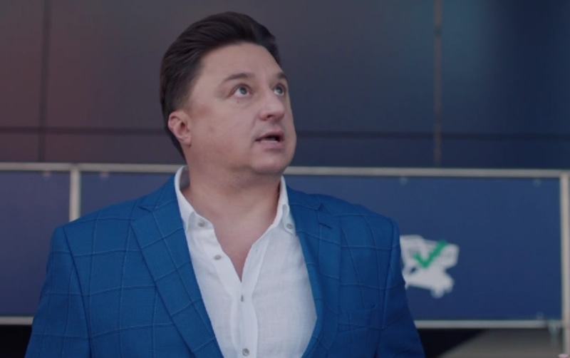 Максим Лагашкин в образе Егор Саныча / Фото: Кадр из сериала «Галя, у нас отмена!»