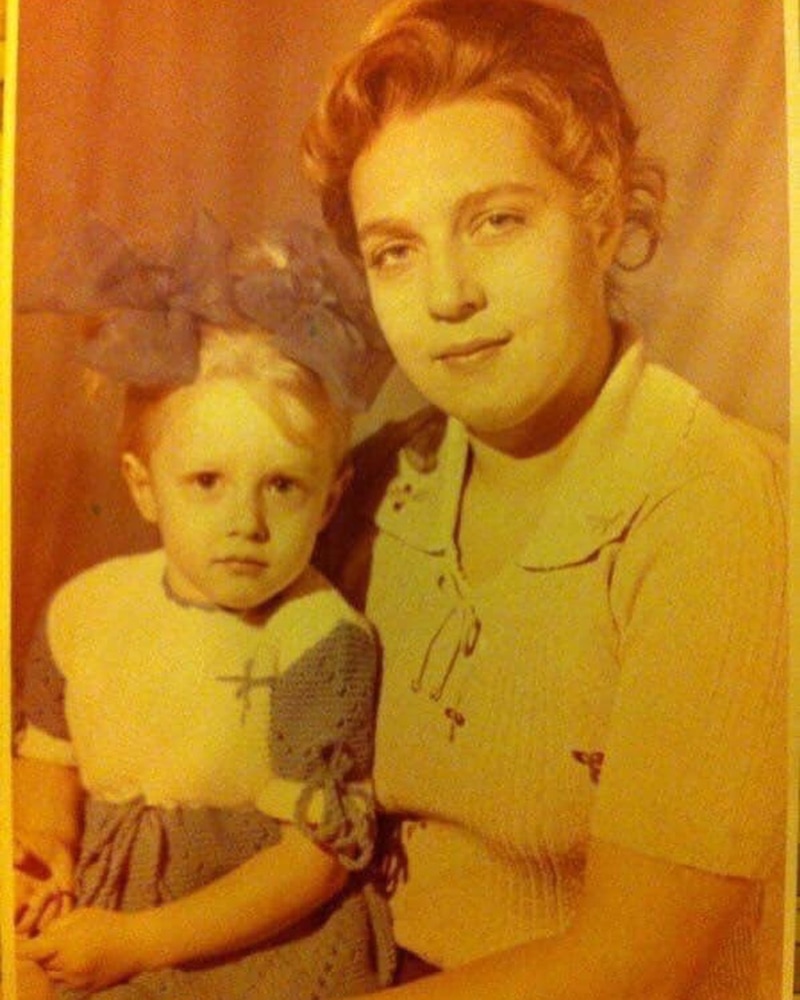 Анастасия Татулова в детстве с мамой