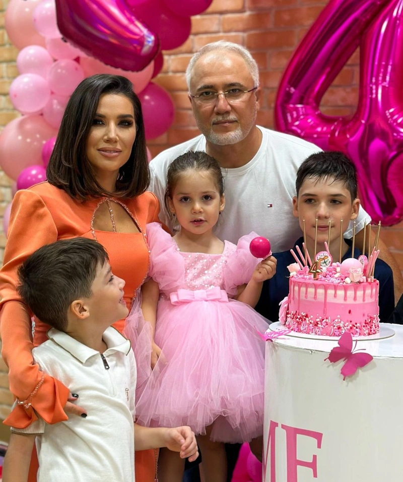 Марина Алиева и ее муж Шамиль Гаджиев с детьми