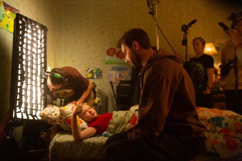 Василиса (Ева Смирнова) и Леха (Николай Наумов) в сериале «Волшебный участок» / Фото: Кинориум