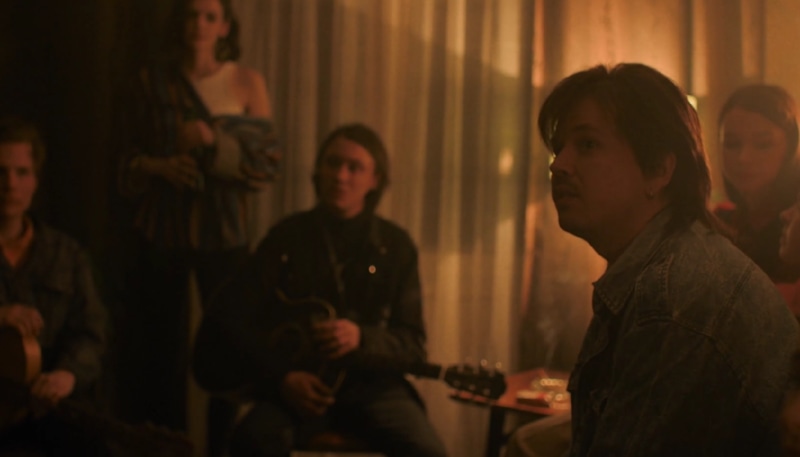 Иван Макаревич в образе Джона / Кадр из сериала «Слово пацана. Кровь на асфальте»