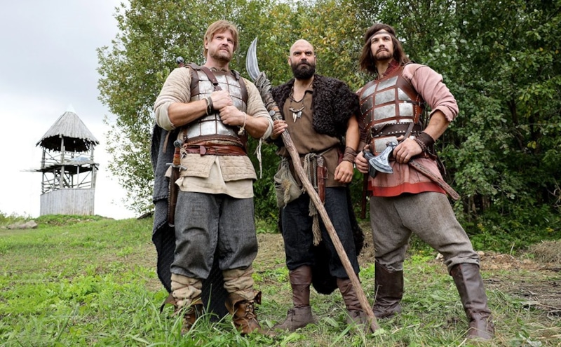 Белогор (Олег Малышев), Варун (Алан Томаев) и Агафон (Дмитрий Петрухин) в сериале «Витязи» / Фото: Кино-Театр.РУ
