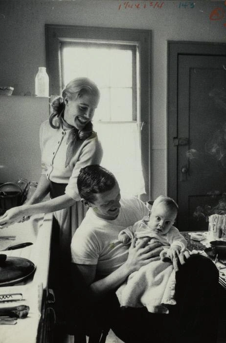 Фрэнсис Стернхаген в молодости с мужем и детьми