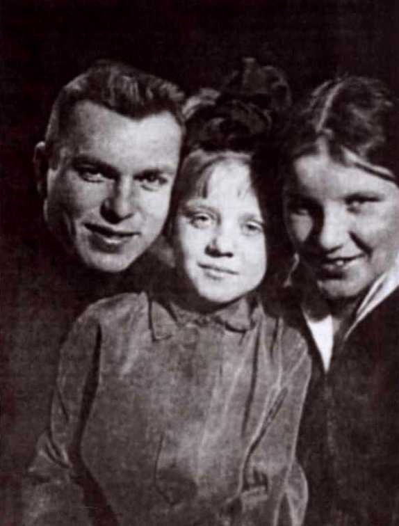 Виктор Лягин с женой и дочерью