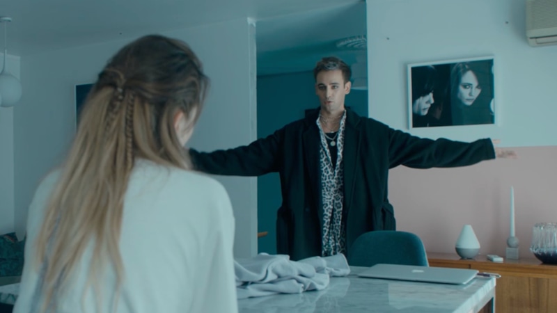 Эскобар (Риналь Мухаметов) и Лиза (Алена Константинова) / Фото: Кадр из сериала «Оффлайн»