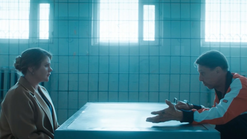 Карпенко (Алексей Шевченков) и Галя (Валентина Мазунина) / Фото: Кадр из сериала «Оффлайн»