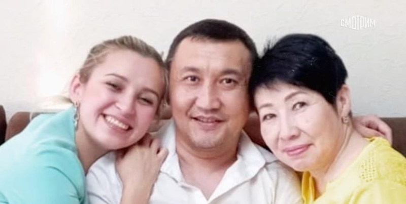 Алена Белан с мамой и отчимом