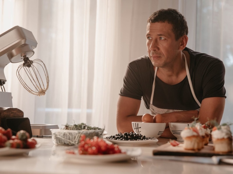 Андрей Мерзликин в образе Бориса в сериале «И снова здравствуйте!» / Фото: Кинориум