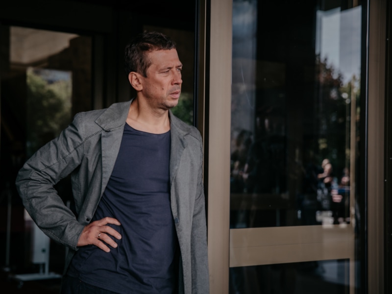 Андрей Мерзликин в образе Бориса в сериале «И снова здравствуйте!» / Фото: Кинориум