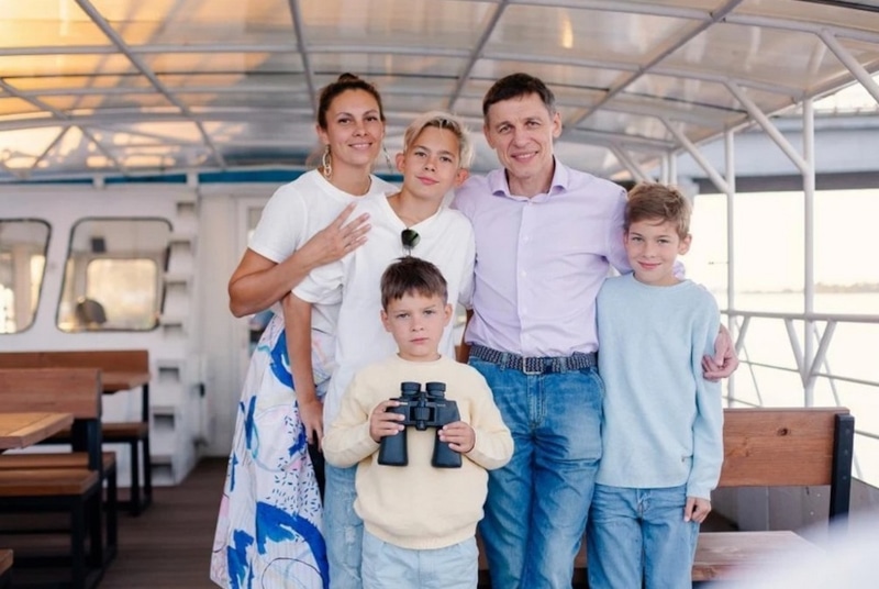 Владимир Михайлов с женой и детьми