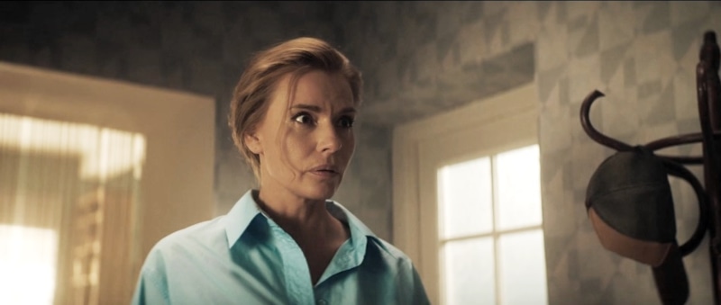 Любовь Толкалина в образе Ольги в сериале «И снова здравствуйте!» / Фото: Кинориум