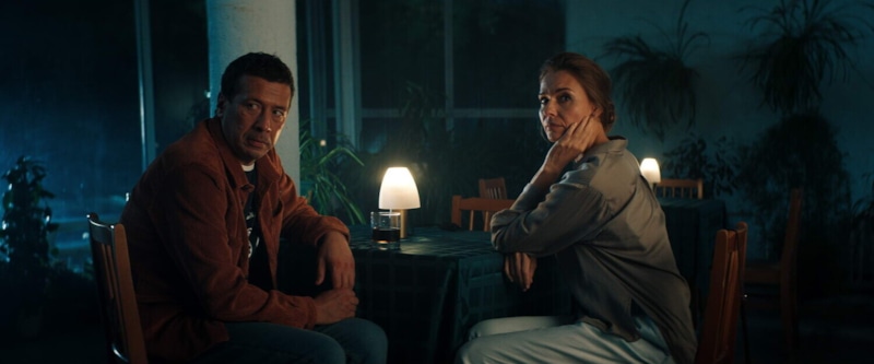 Ольга (Любовь Толкалина) и Борис (Андрей Мерзликин) в сериале «И снова здравствуйте!» / Фото: Кинориум