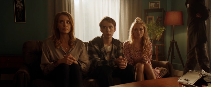 Ольга (Любовь Толкалина), Артем (Денис Власенко) и Кристина (Татьяна Струженкова) в сериале «И снова здравствуйте!» / Фото: Кинориум