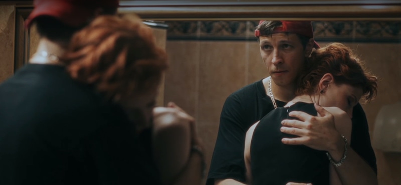 Олеся (Эмилия Спивак) и Чак (Денис Васильев) Фото: Кадр из сериала «Отмороженные»