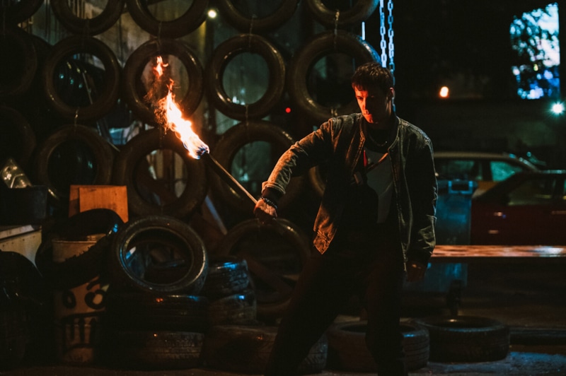 Денис Васильев в образе Чака в сериале «Отмороженные» / Фото: Кинориум Денис Васильев в образе Чака в сериале «Отмороженные» / Фото: Кинориум