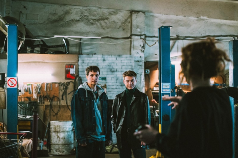 Чак (Денис Васильев) и Фил (Влад Коноплев) в сериале «Отмороженные» / Фото: Кино-Театр.РУ Чак (Денис Васильев) и Фил (Влад Коноплев) в сериале «Отмороженные» / Фото: Кино-Театр.РУ